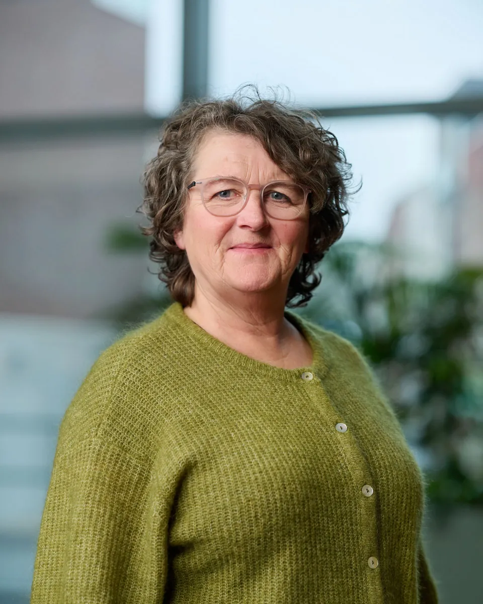 Annette Stekelenburg, oprichter van Spankracht, in een groen vest
